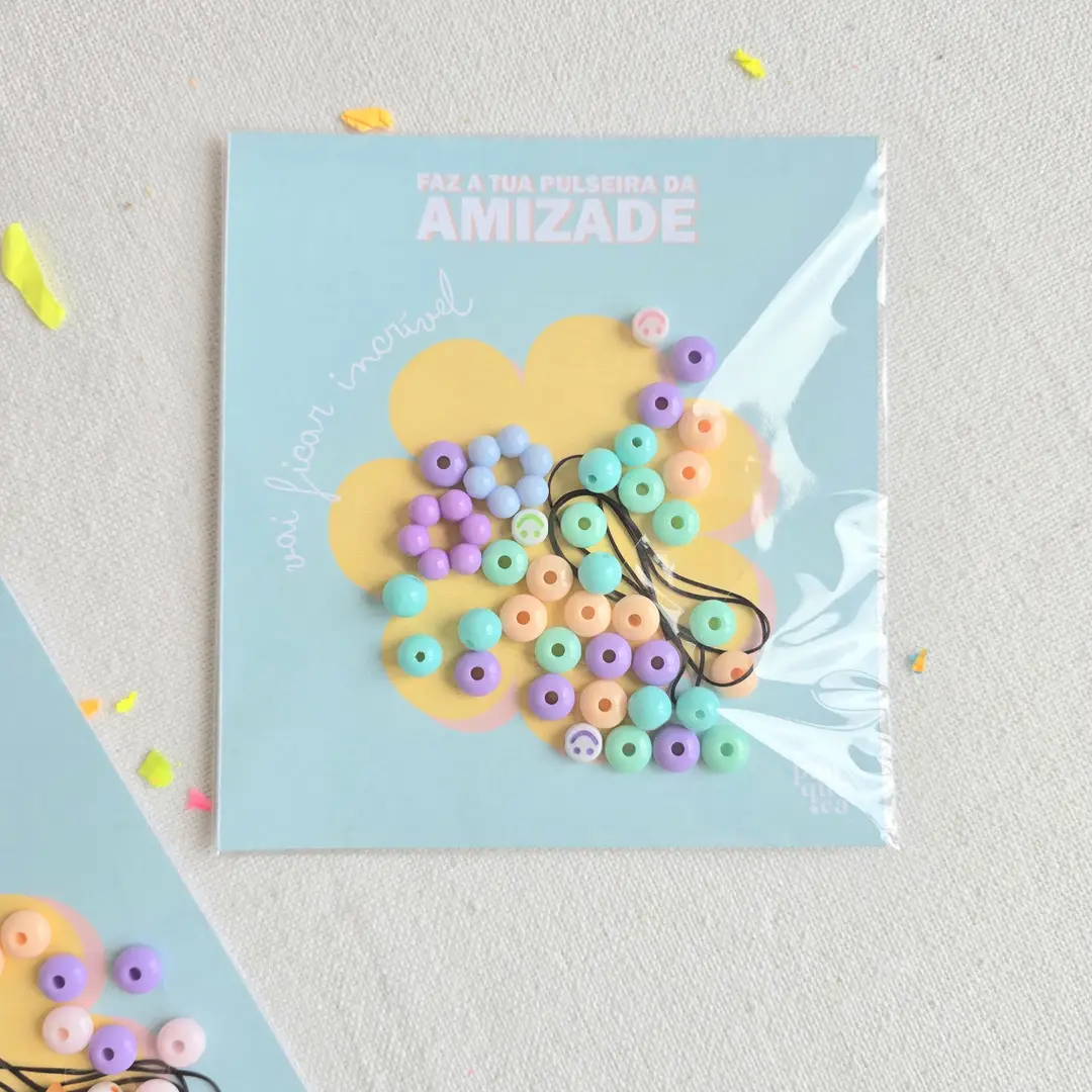 Pacote com contas coloridas e cordão para pulseira, texto em azul e amarelo
