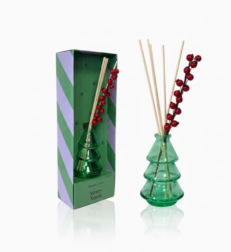 Difusores de aroma em vidro verde em forma de árvore de Natal com varetas de madeira e bagas vermelhas