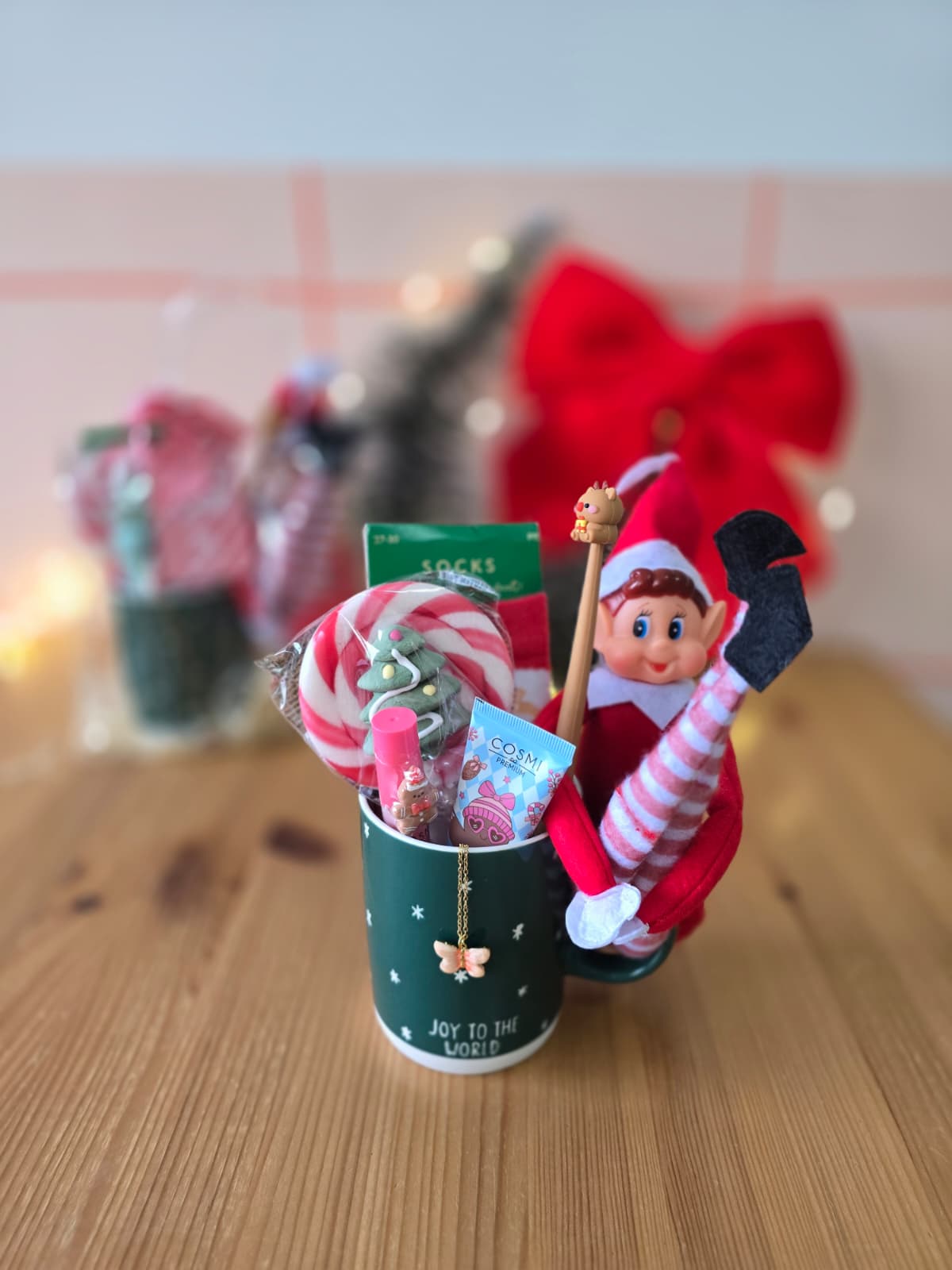 Caneca verde com presentes de Natal e boneco elfo