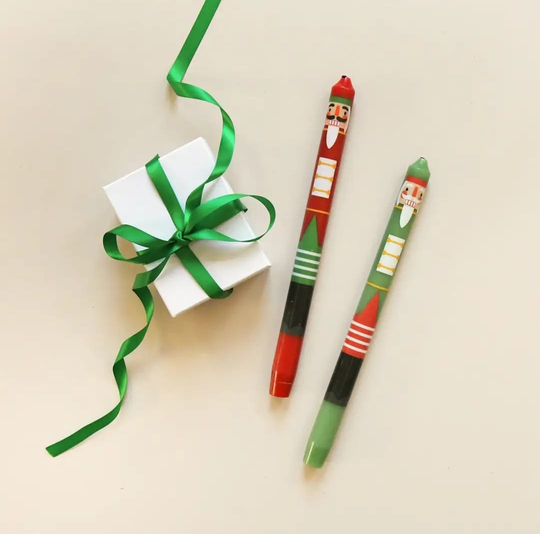 Lápis decorativos de soldado do Quebra-Nozes e caixa branca com fita verde.