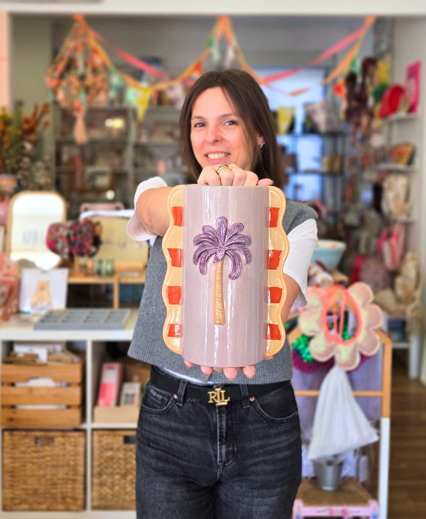 Jarro cerâmico rosa com palmeira e bordas onduladas coloridas