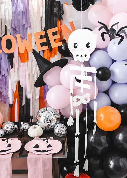 Decoração de Halloween com balões coloridos, esqueleto de balão e letras laranja