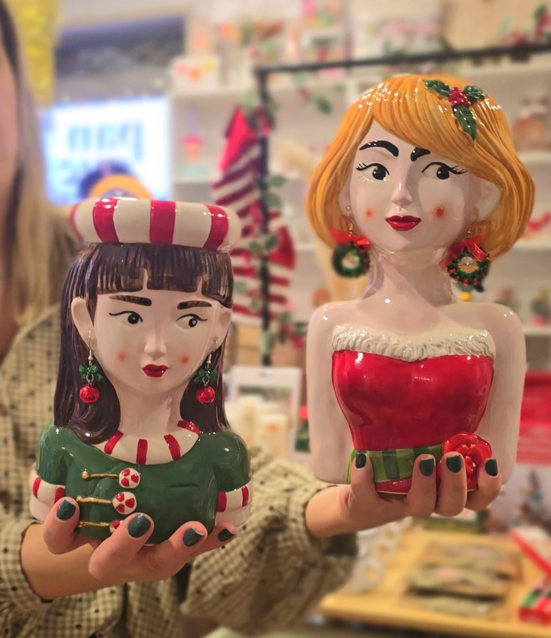 Busts decorativos femininos natalícios em cerâmica com roupa e acessórios coloridos.