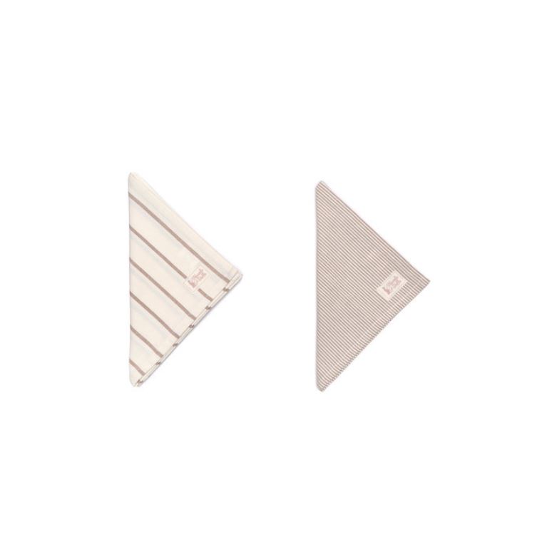 Dois lenços triangulares às riscas, bege com castanho e castanho claro com branco.