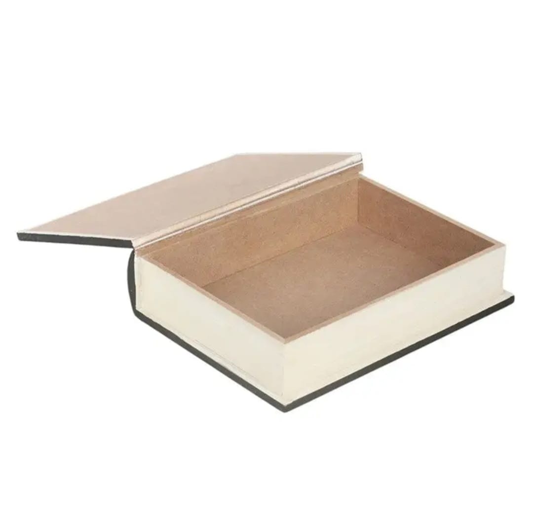 Caixa formato livro com tampa aberta, cor creme, interior castanho claro.