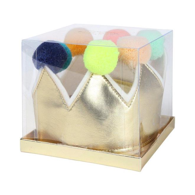 Coroa dourada com pompons coloridos embalada em caixa de plástico