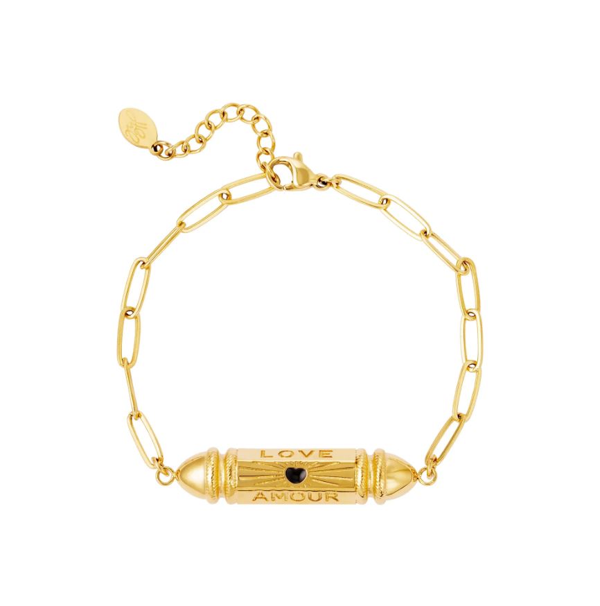 Pulseira dourada com elos ovais e pendente cilíndrico com texto e coração preto
