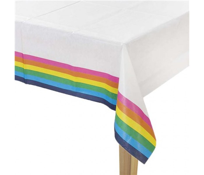 Toalha de mesa branca com faixa colorida nas bordas sobre mesa de madeira