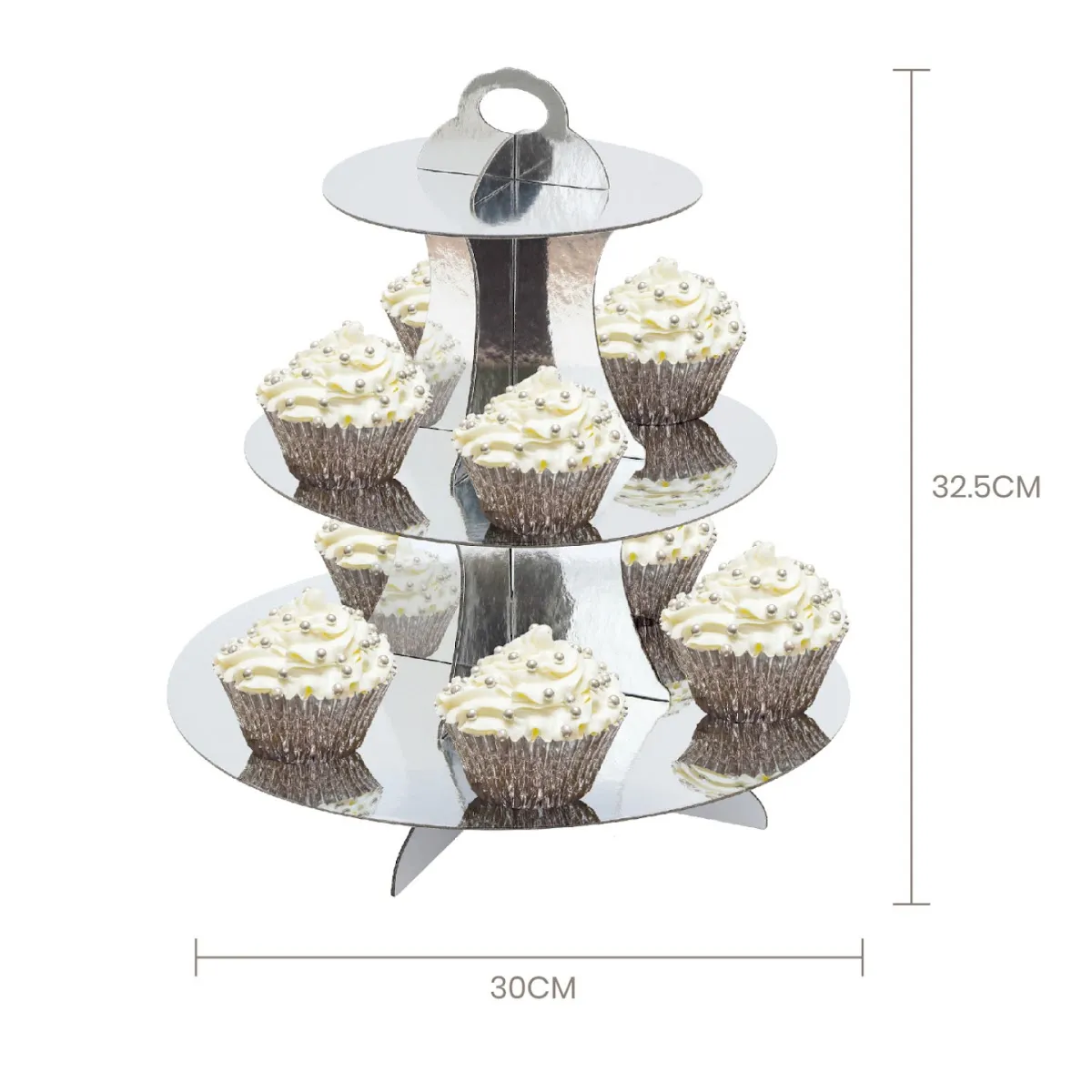 Suporte de cupcake de metal prateado com três níveis e sete cupcakes decorados com cobertura branca e pérolas.