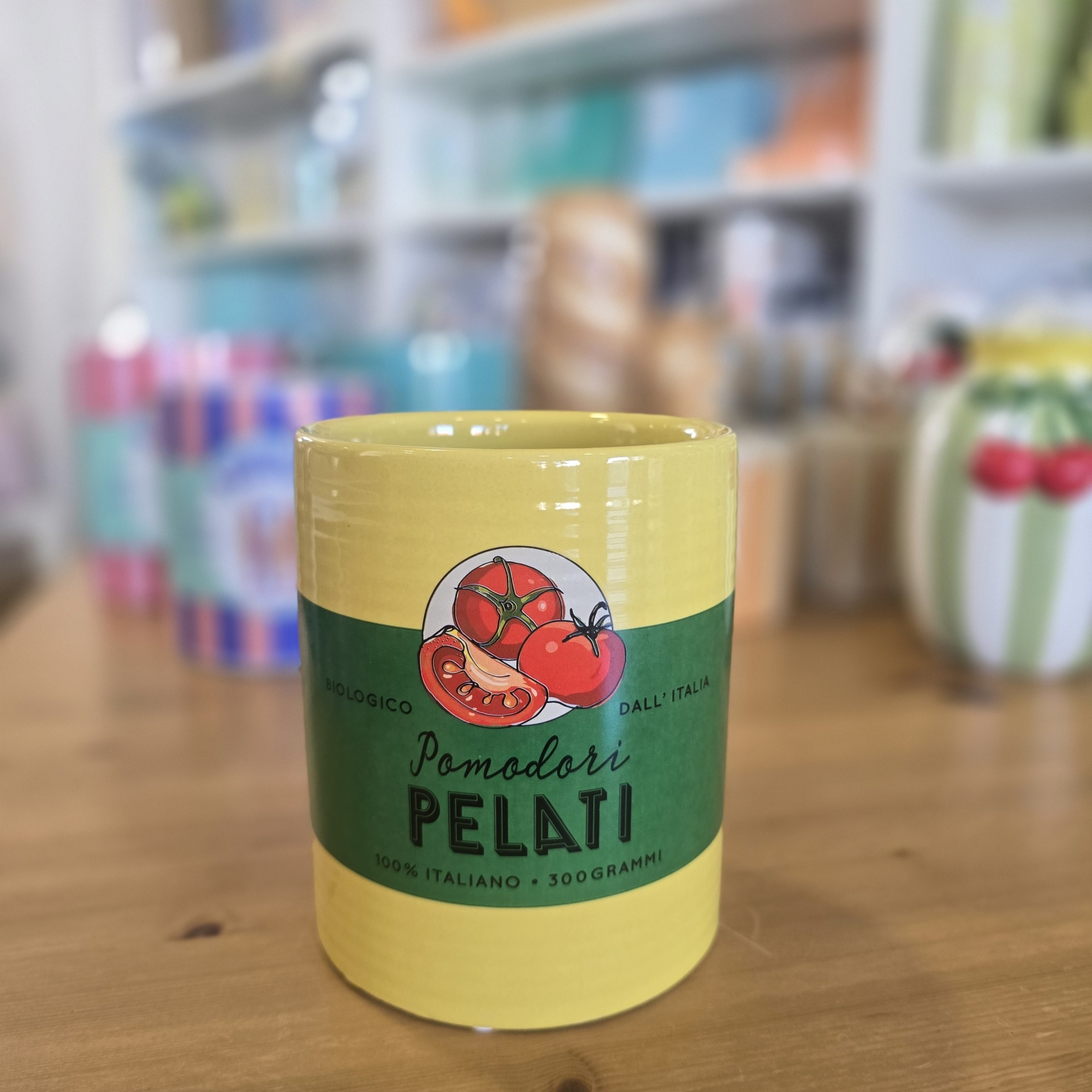 Lata amarela de metal com rótulo verde de tomates pelados sobre mesa de madeira