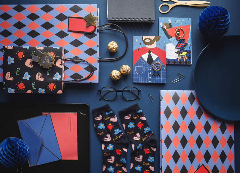 Conjunto de artigos de papelaria e acessórios coloridos sobre superfície azul