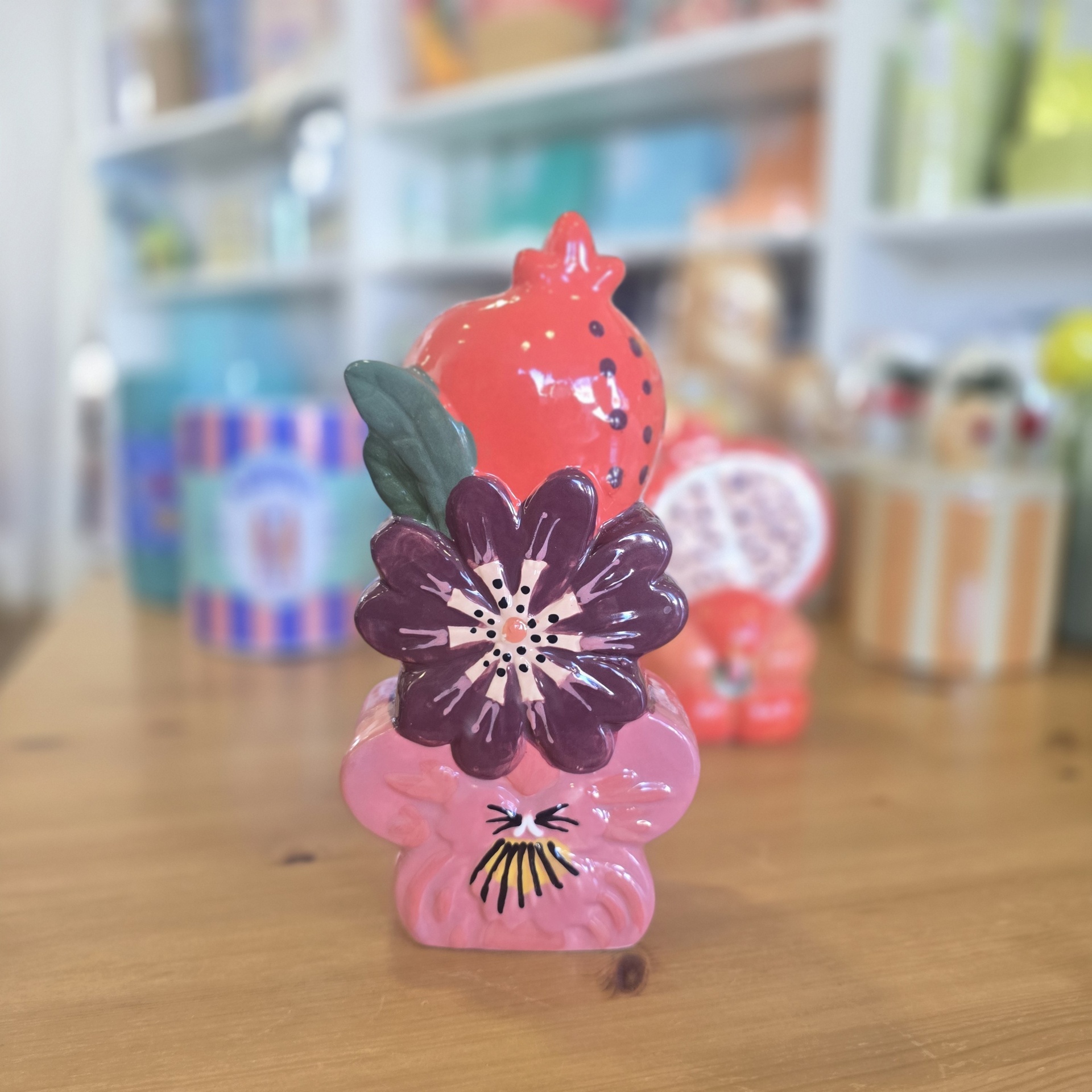 Escultura decorativa em cerâmica de floresta com frutos e flores