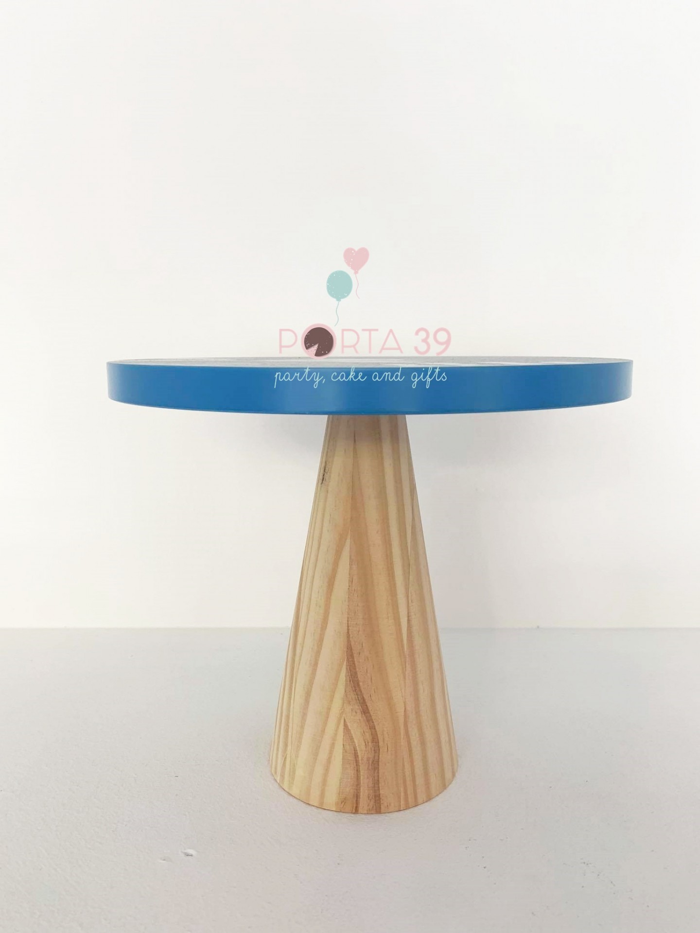 Mesa redonda com tampo azul e base de madeira clara