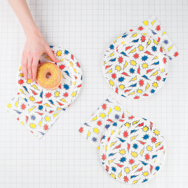 Conjunto de utensílios festivos com padrão colorido e donut cor-de-rosa