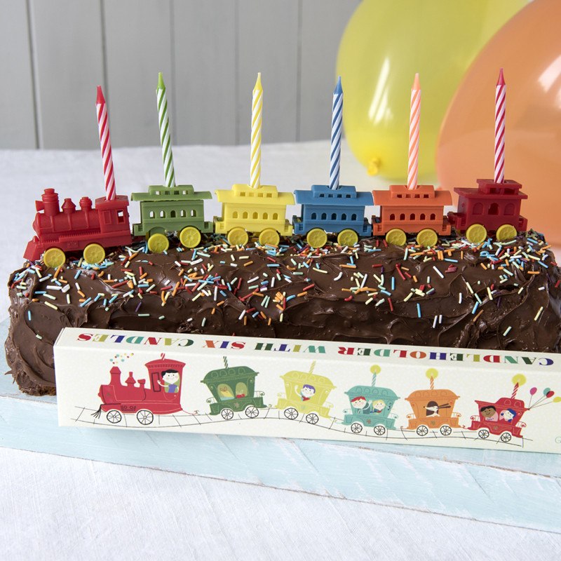 Bolo de aniversário com trem decorativo e velas coloridas