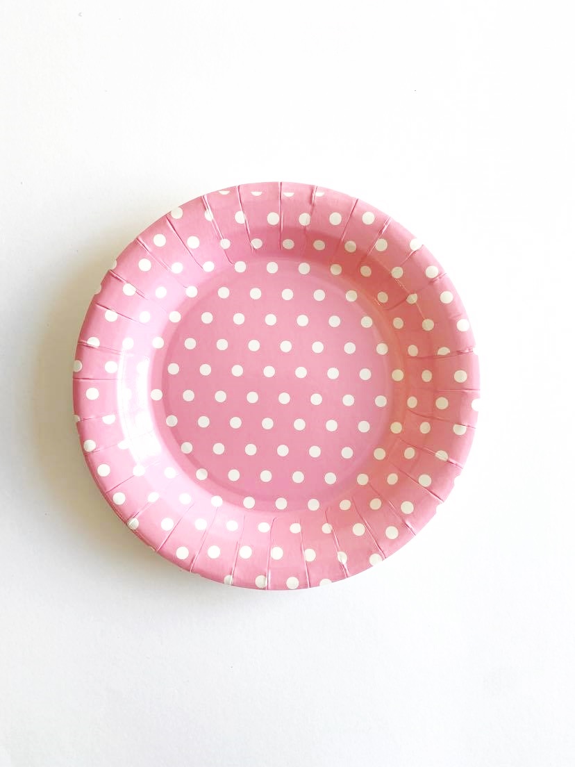 Prato de papel rosa com bolinhas brancas