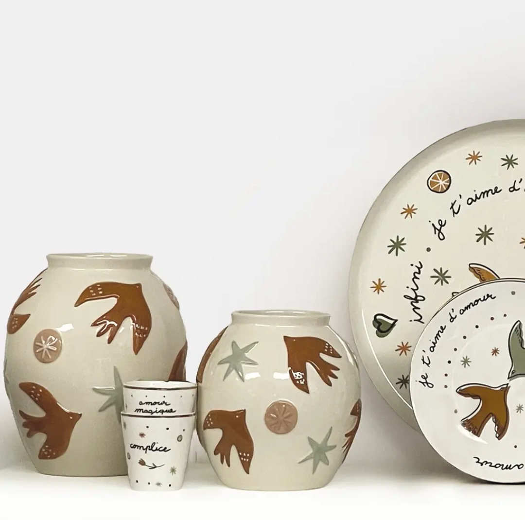 Conjunto cerâmico com decoração de pássaros e textos em francês