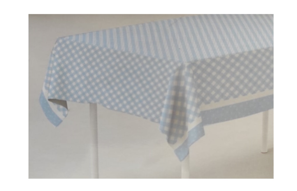 Toalha de mesa azul e branca com padrão de losangos sobre mesa branca