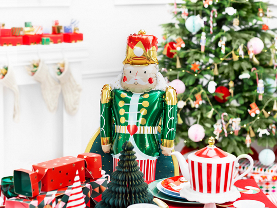 Figura decorativa de soldado de Natal com roupagem colorida e decoração festiva