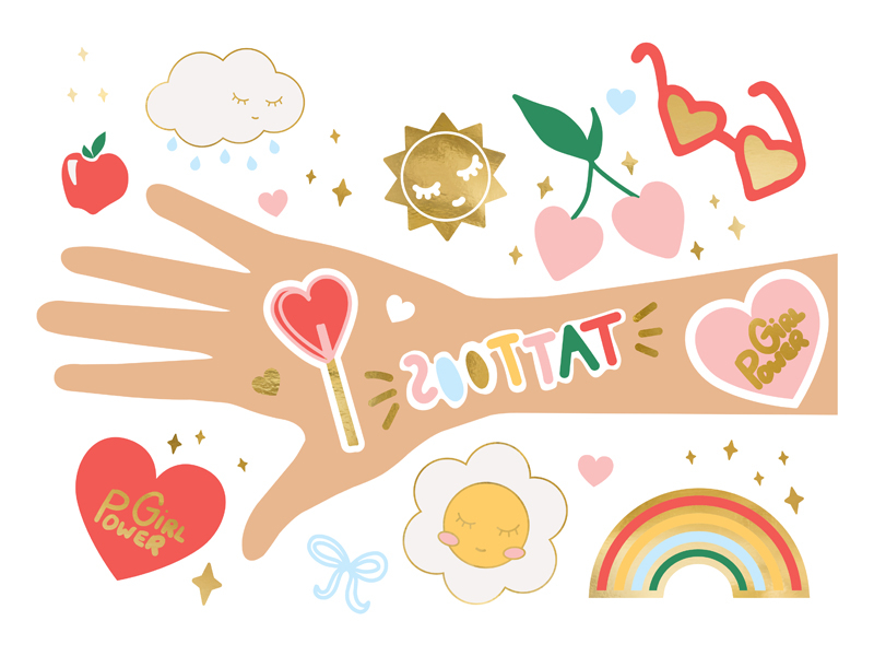 Braço com tatuagens temporárias coloridas e desenhos animados