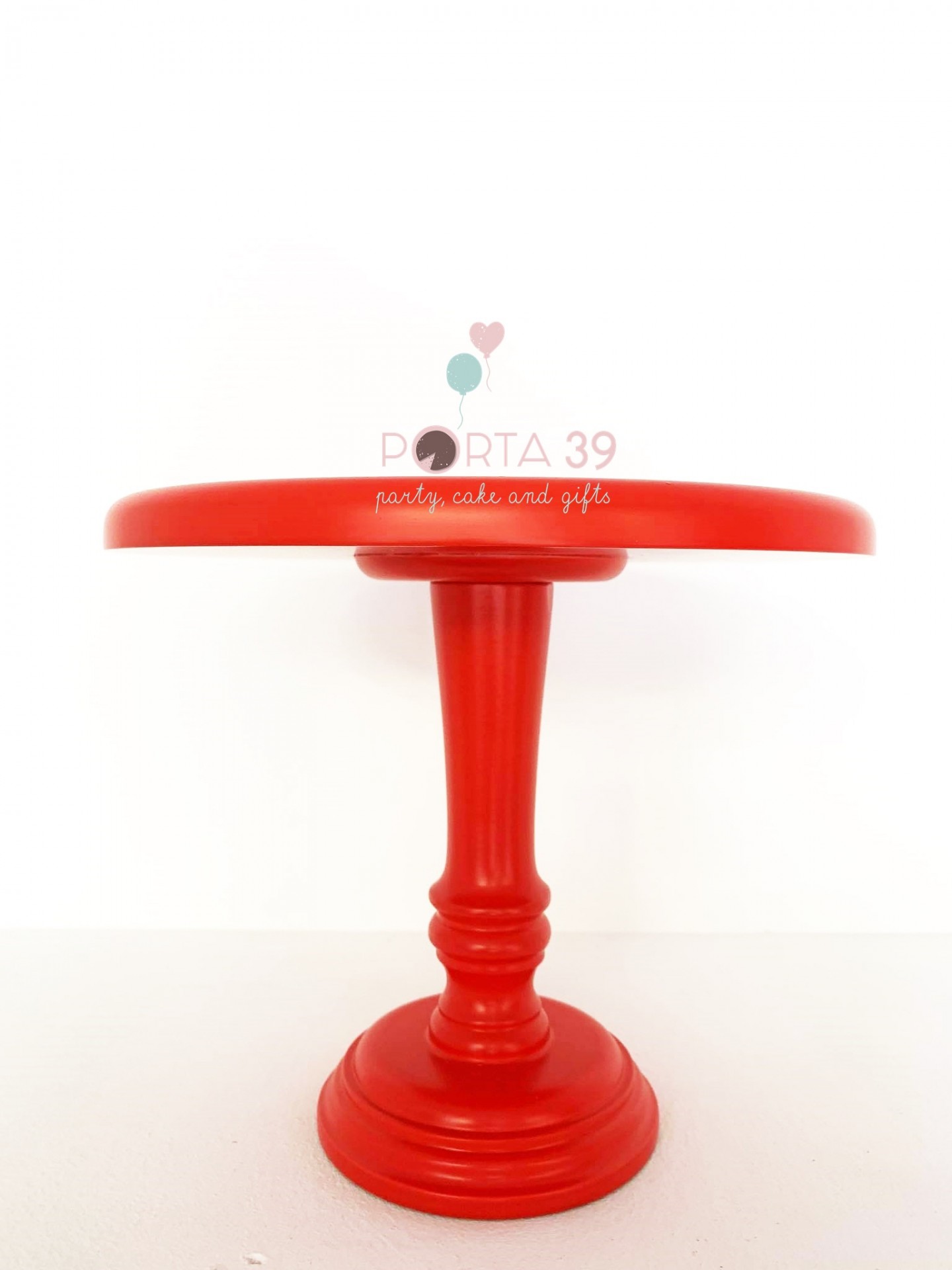 Suporte para bolos vermelho em madeira com base decorativa