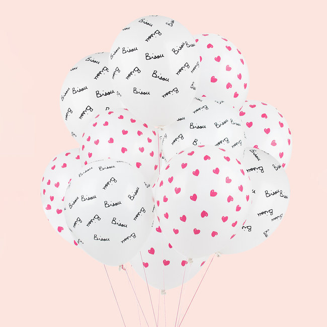 Balões brancos com corações vermelhos e texto Bisous em fundo rosa