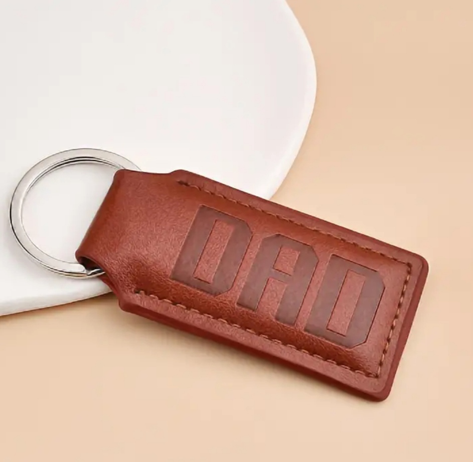 Porta-chaves de couro castanho com gravura 'DAD'