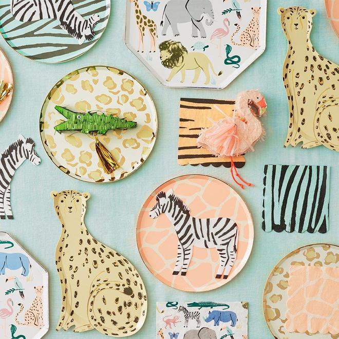 Pratos e placas decorativas com estampas de animais da selva e padrões de pele coloridos