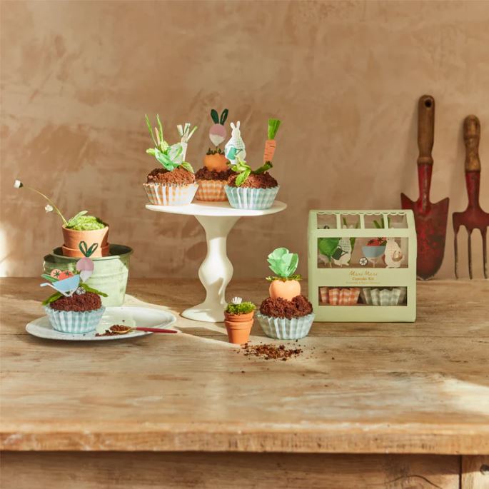 Cupcakes decorados com tema jardim em mesa de madeira rústica com decoração de ferramentas