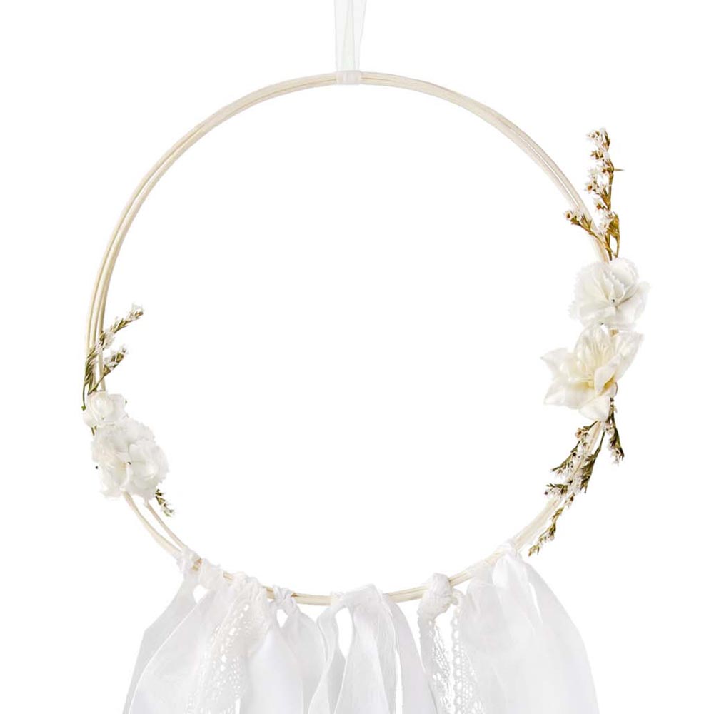 Arco decorativo branco com flores e tecido transparente