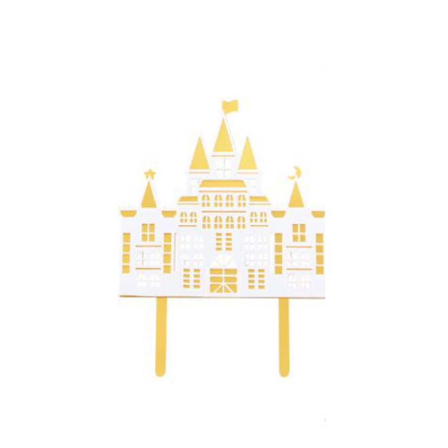 Decoração branca e dourada para bolo em forma de castelo com hastes