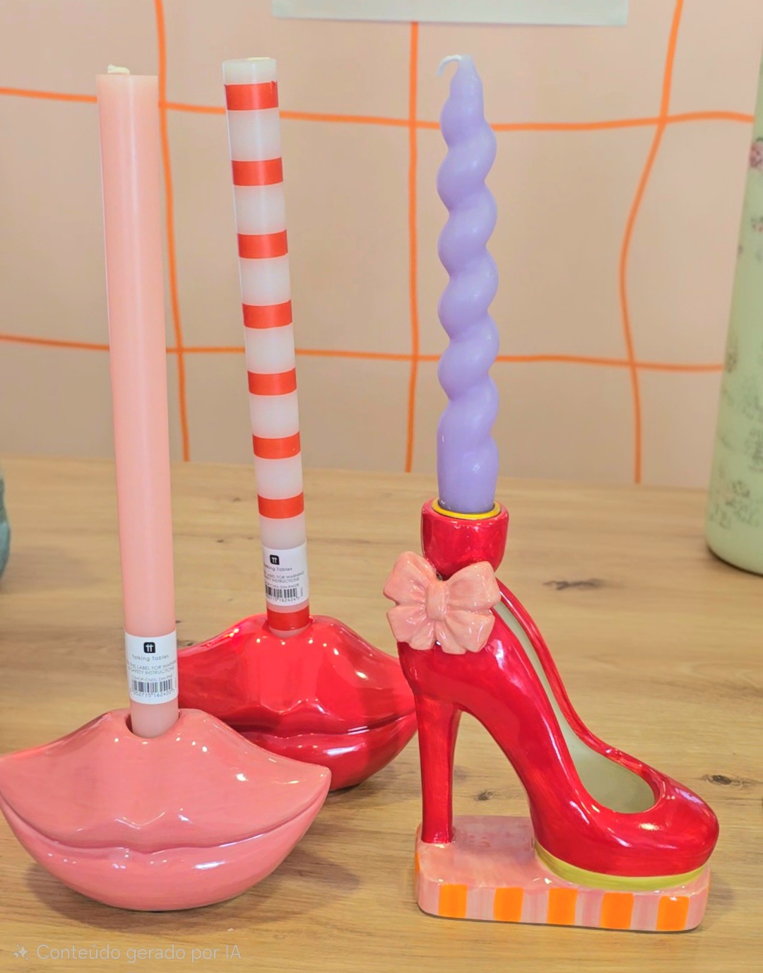 Três castiçais coloridos com velas em formato de lábios e sapato de salto alto.