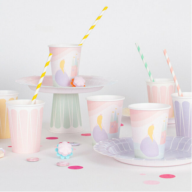 Copos e pratos descartáveis coloridos com padrões pastel e palhinhas às riscas