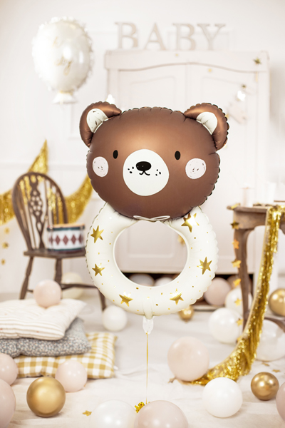 Balão decorativo de urso castanho com estrelas douradas numa festa de bebé