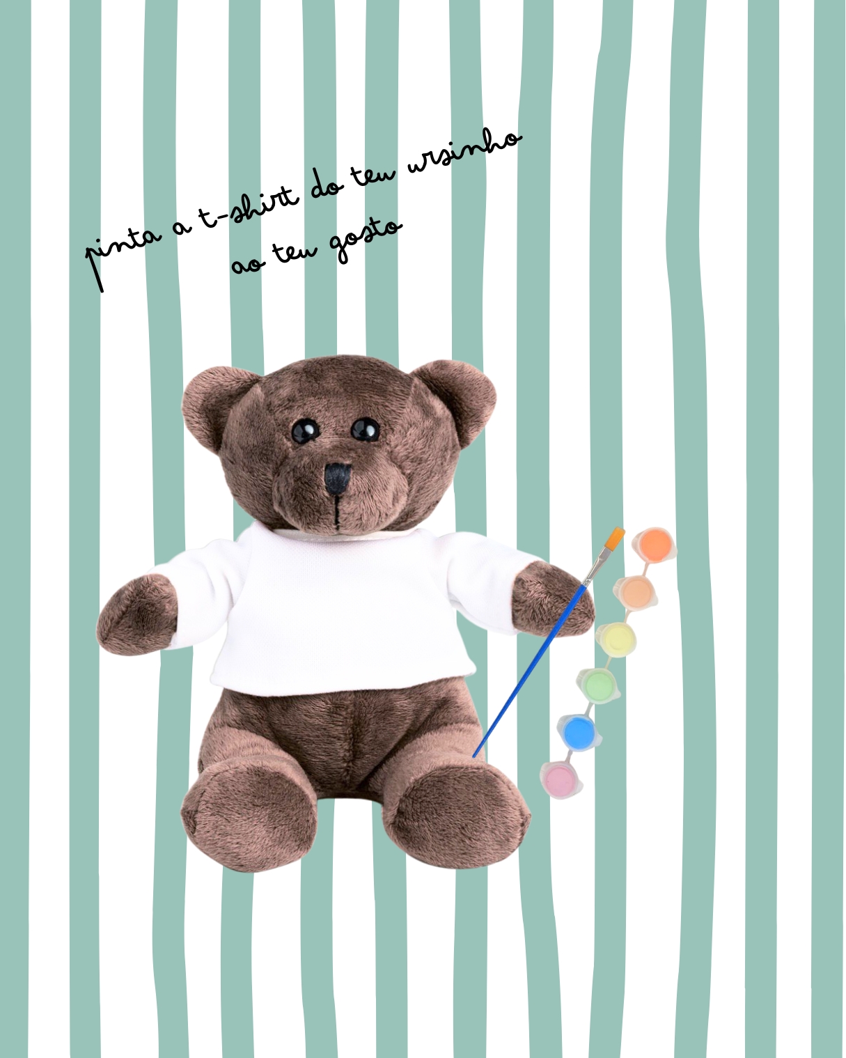 Urso de peluche com camisola branca e tintas para pintar, fundo riscas verdes e brancas
