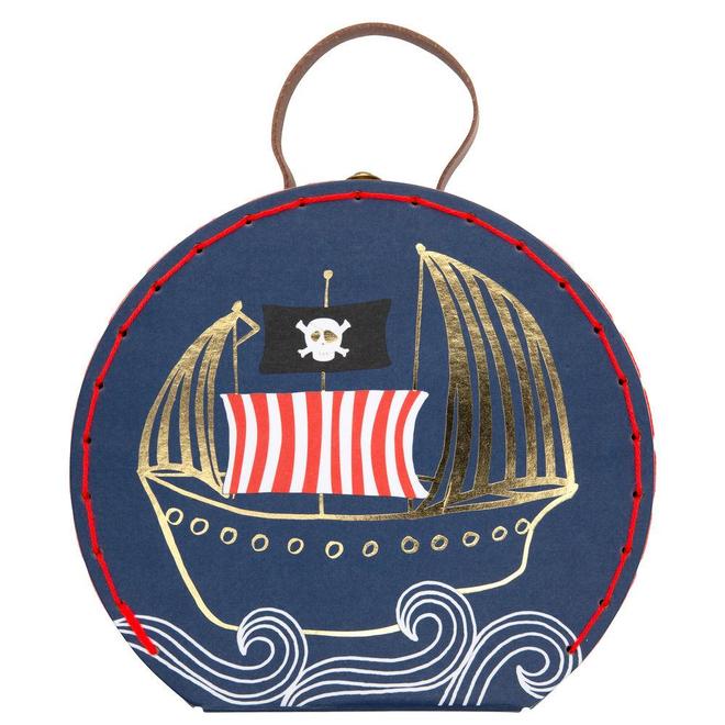 Bolsa redonda azul com desenho de barco pirata e alça castanha