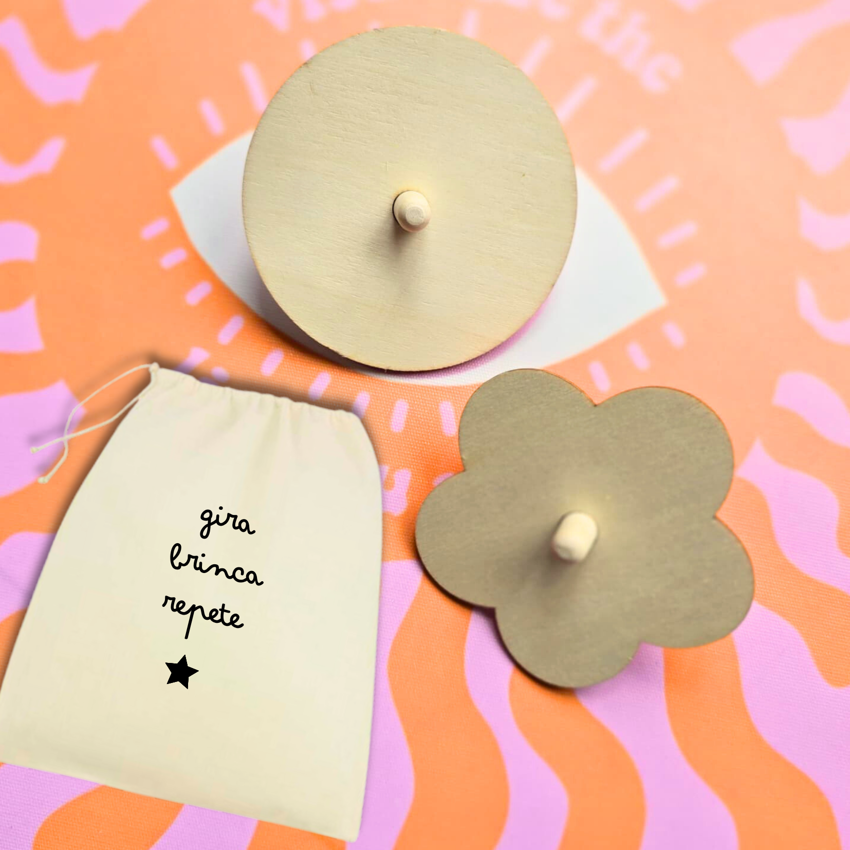 Piões de madeira e saco branco com texto