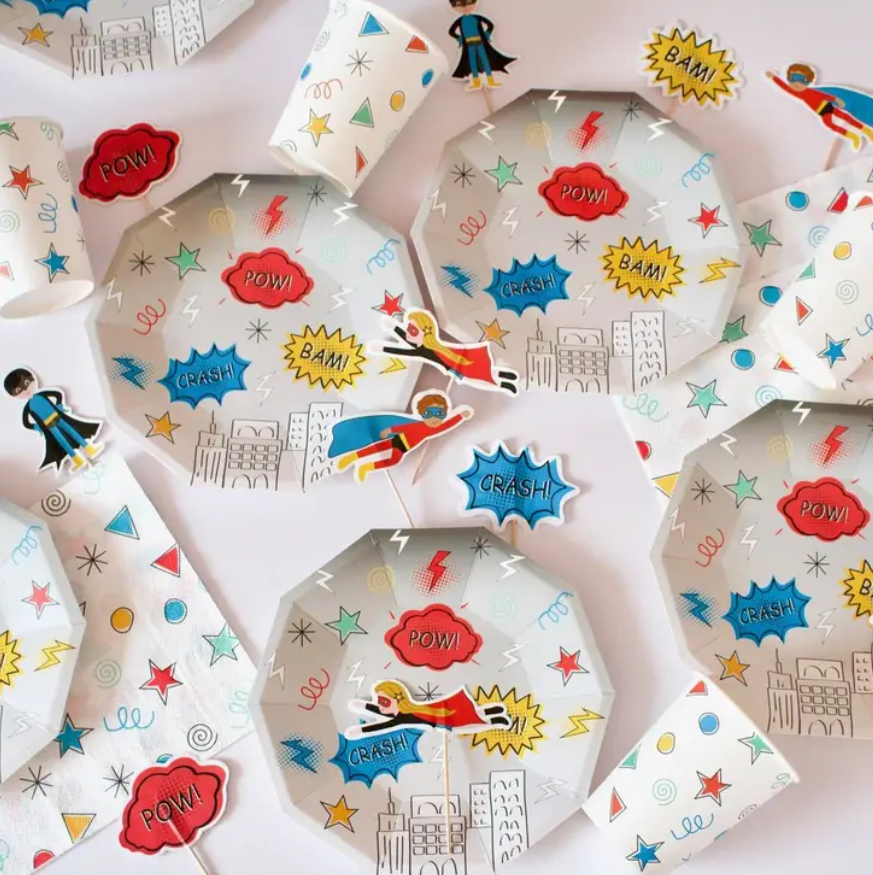 Conjunto de artigos para festa com tema de super-heróis, pratos, copos e guardanapos decorados coloridos
