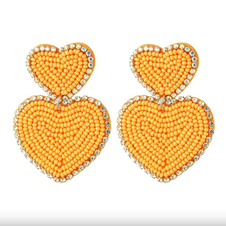 Brincos de coração laranja com contas e strass