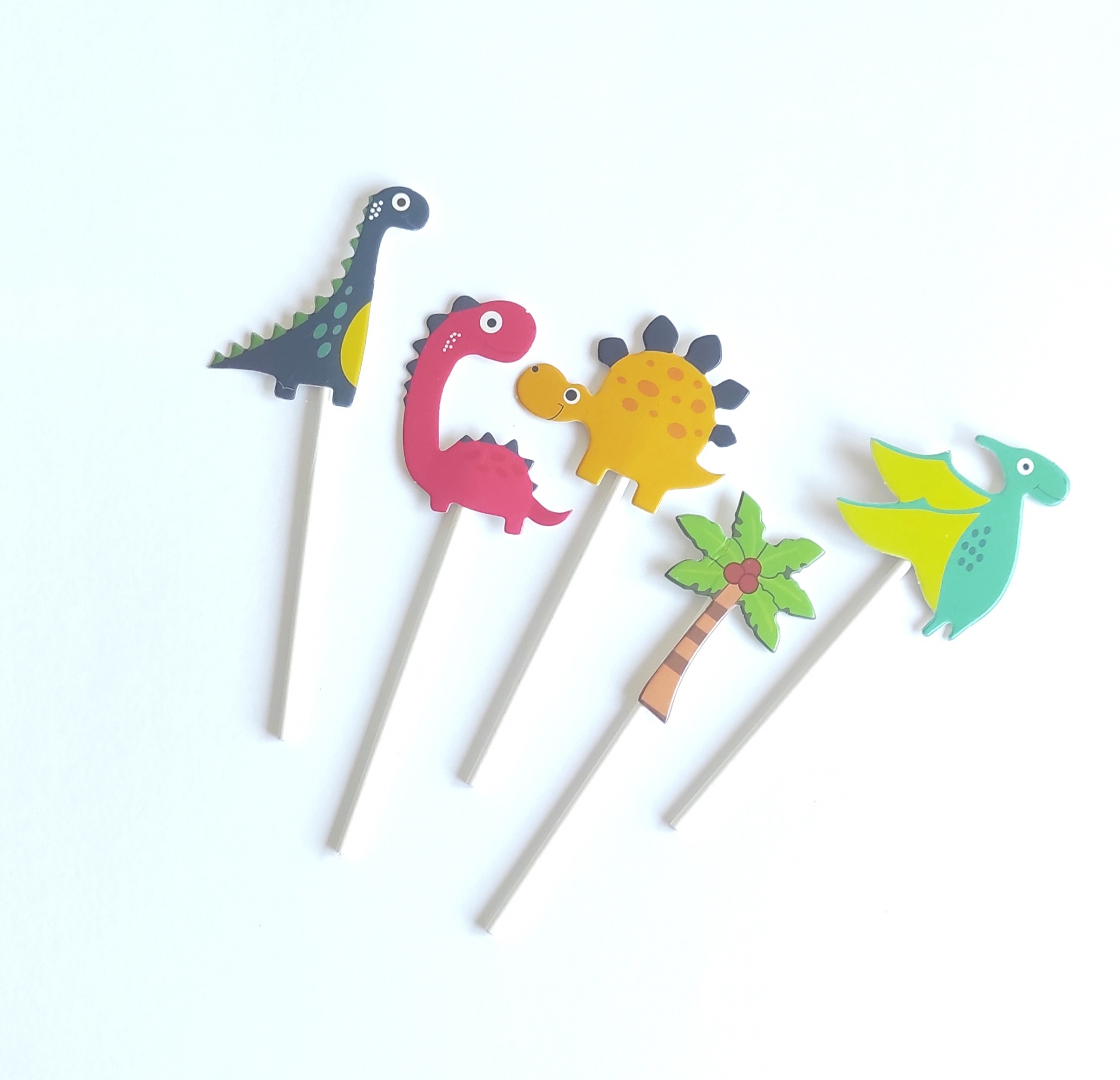 Toppers de bolo em madeira com dinossauros coloridos e palmeira