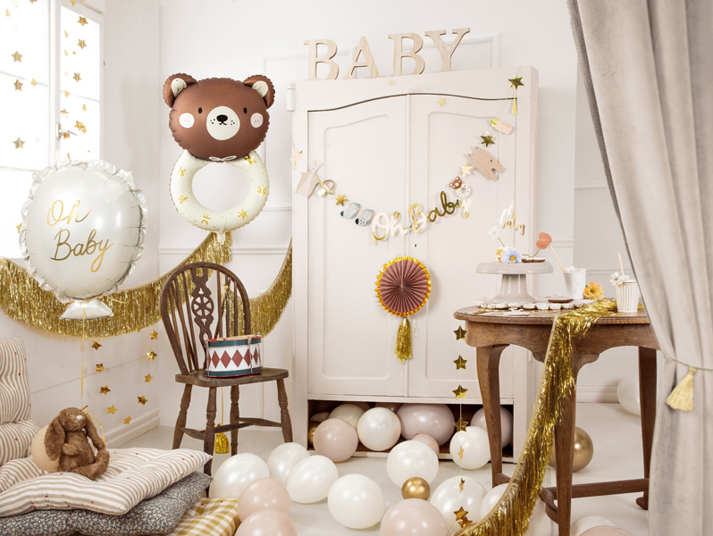 Decoração de festa de bebé com balões e letras BABY