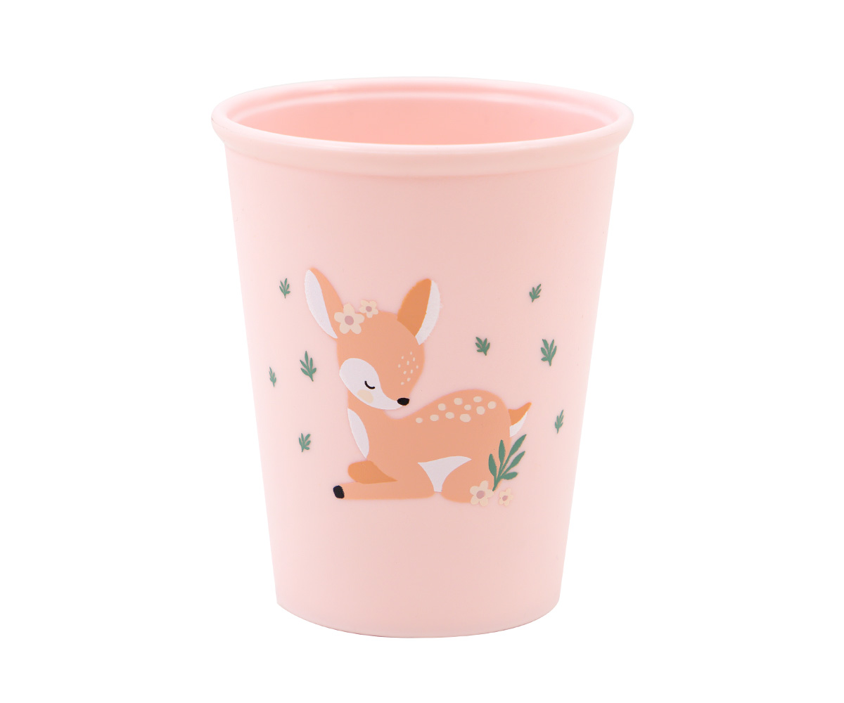 Copo cor-de-rosa com desenho de veado bebé e plantas verdes