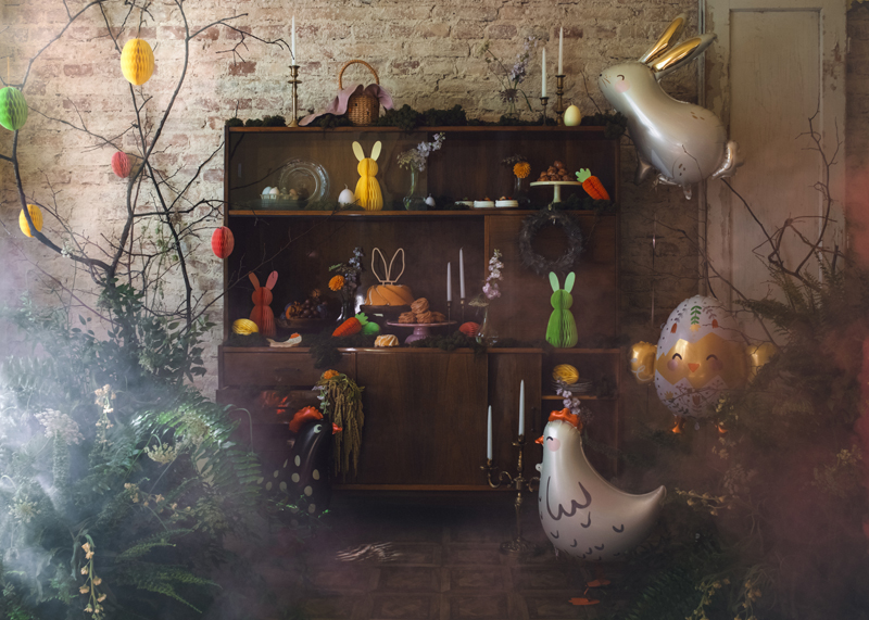 Decoração de Páscoa com coelhos e galinhas em móvel e chão, ambientes rústicos e naturais.
