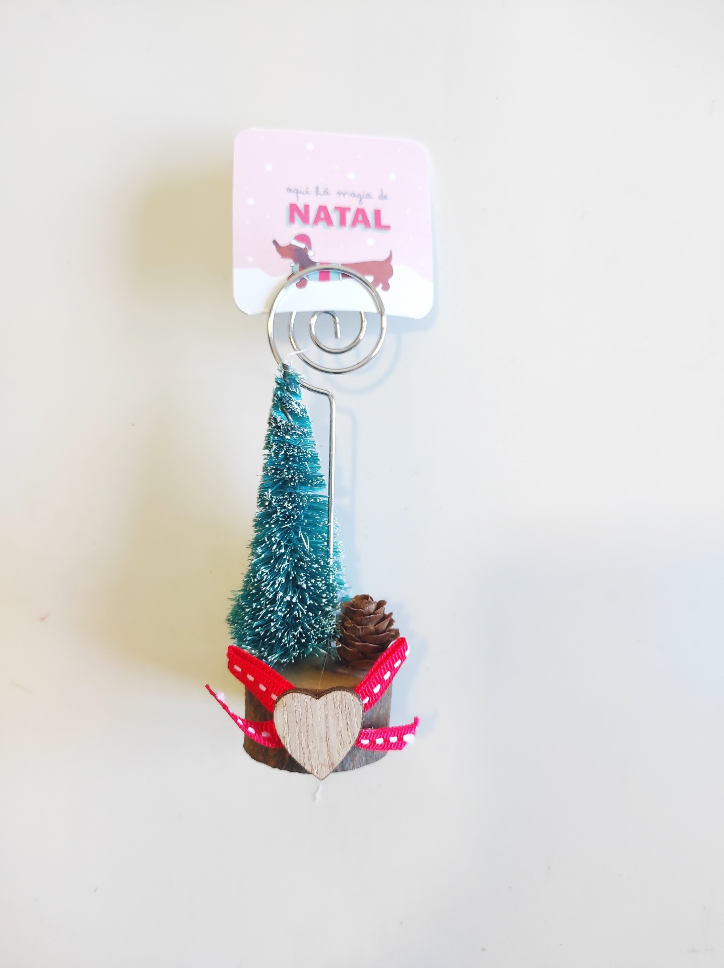 Suporte decorativo natal com árvore verde, pinha e coração de madeira