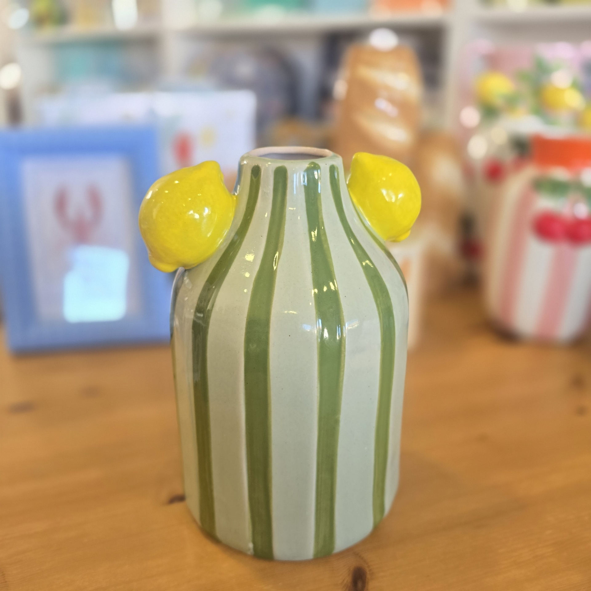 Vaso decorativo de cerâmica com limões em relevo e riscas verdes e brancas