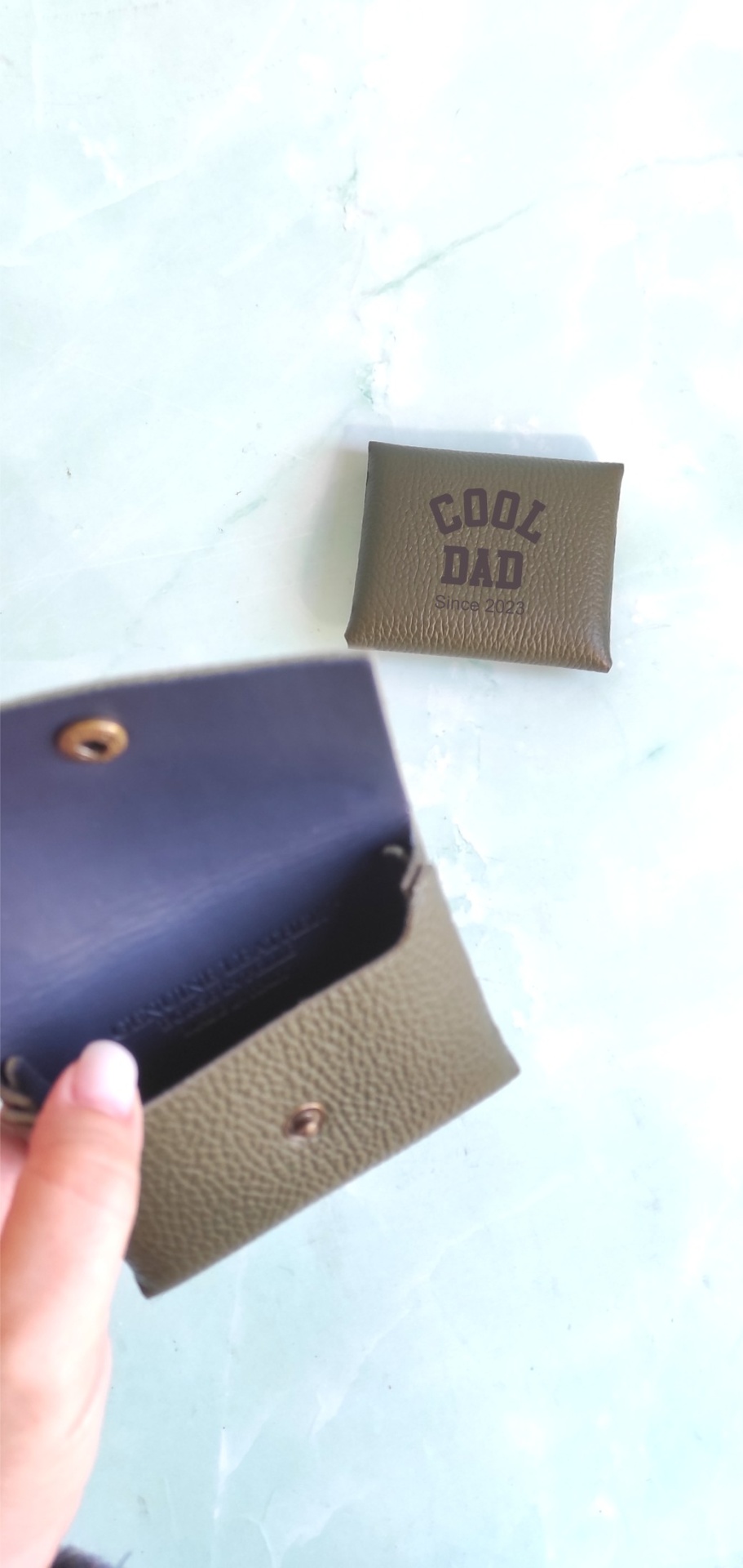 Carteira de couro verde com frase 'COOL DAD Since 2021' e fecho de botão