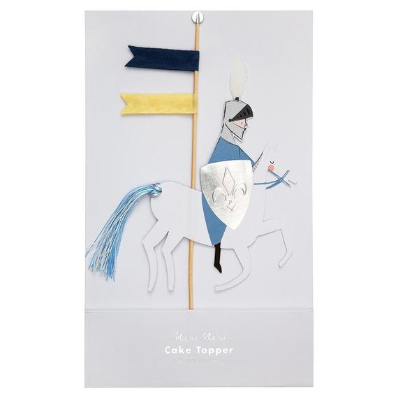 Topo para bolo de cavaleiro medieval em papel e tecido com escudo prateado e bandeiras coloridas