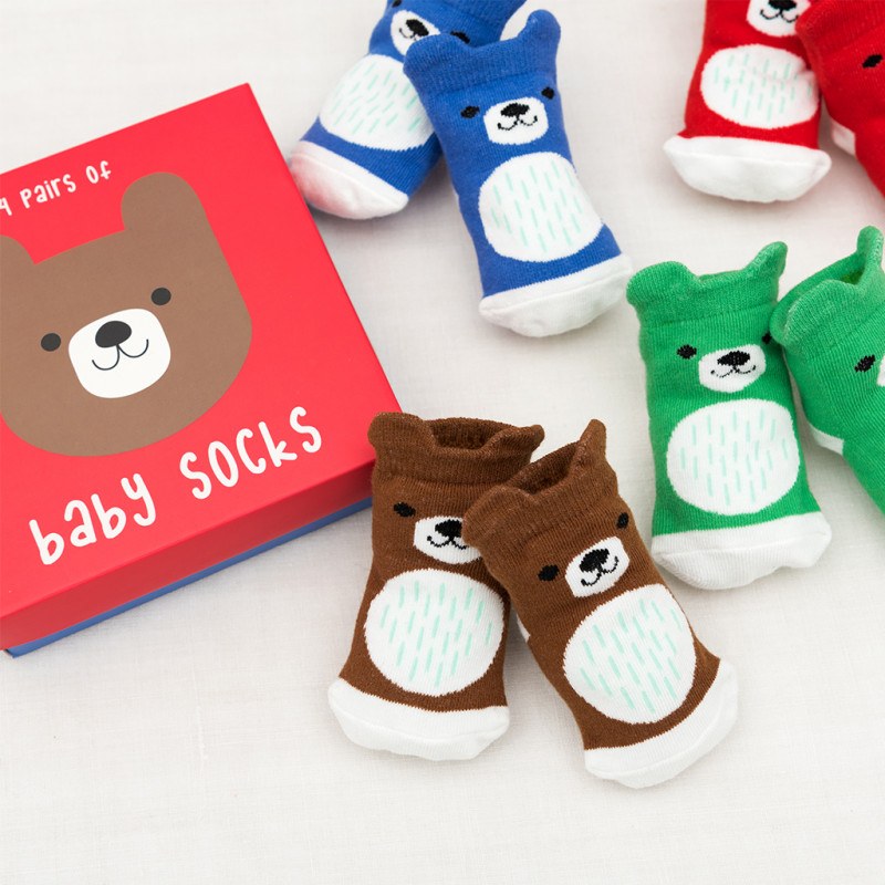 Meias de bebé com padrão de urso em várias cores junto a caixa vermelha '9 pairs of baby socks'