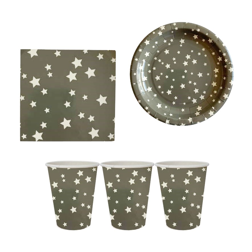 Utensílios descartáveis de papel castanhos com estrelas brancas.