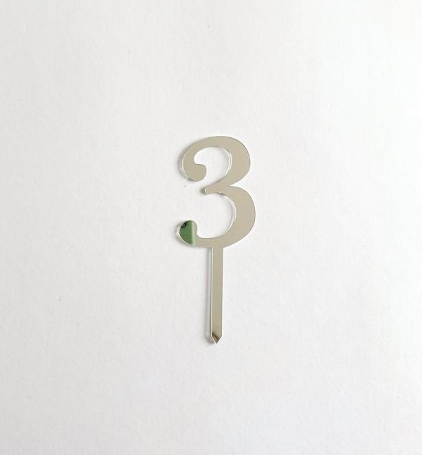 Número 3 espelhado sobre fundo branco